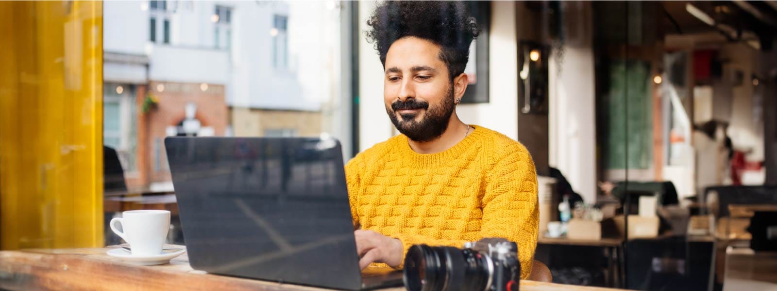 A photographer uses his laptop without encountering adware.