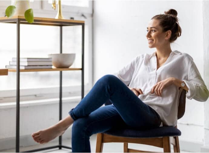 Woman sitting on chair with legs crossed